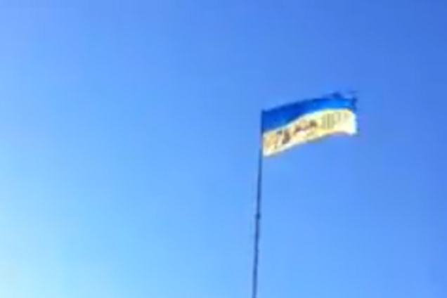 'Киборги' сняли на видео поднятие флага Украины над самой высокой точкой донецкого аэропорта
