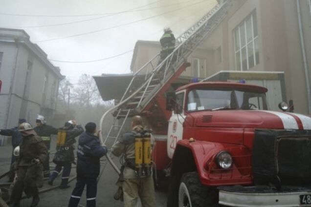 В Херсоне спасатели несколько часов тушили пожар на кондитерской фабрике
