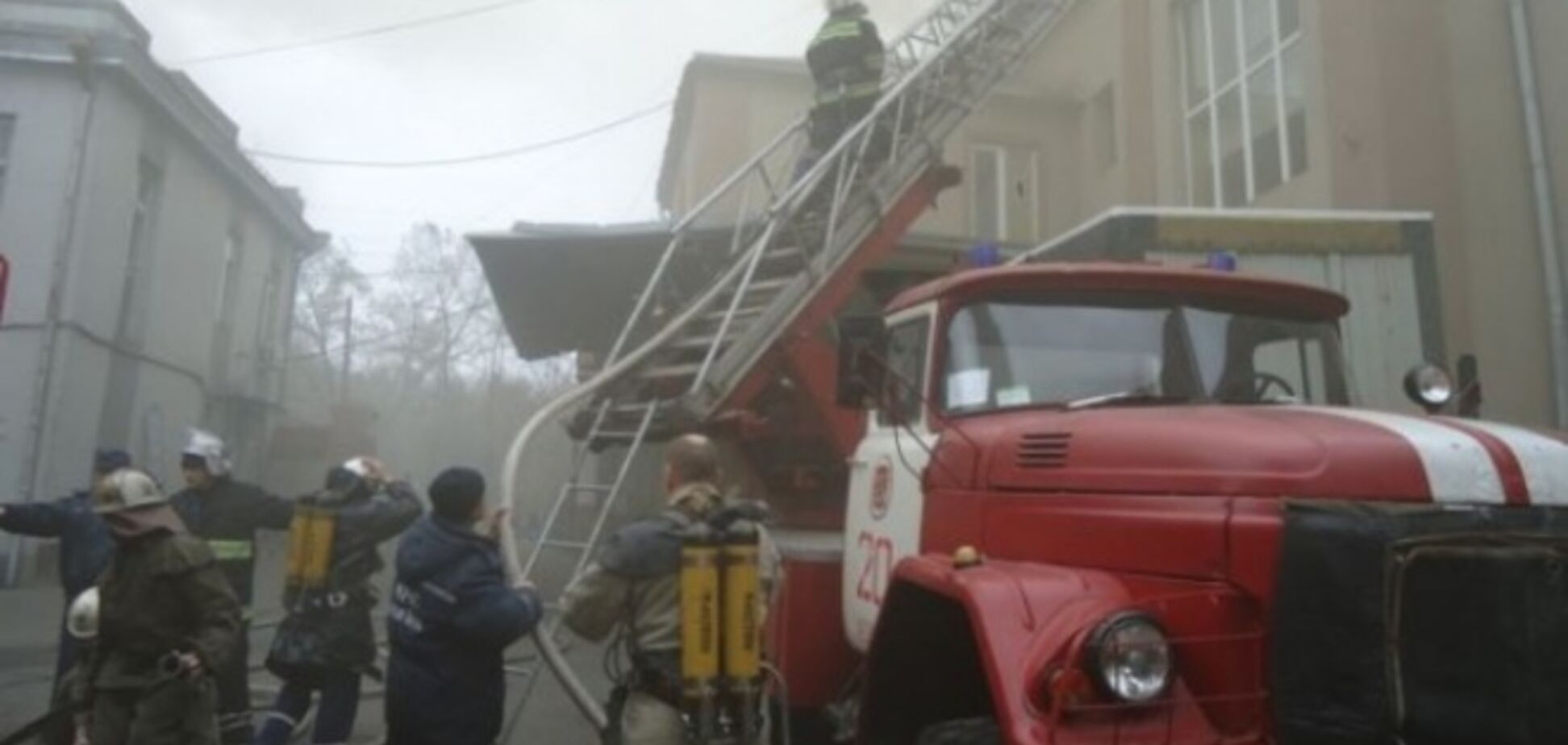 В Херсоне спасатели несколько часов тушили пожар на кондитерской фабрике