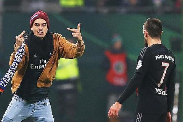 Фанат грубо напал на лидера 'Баварии' в матче Кубка Германии: видео атаки