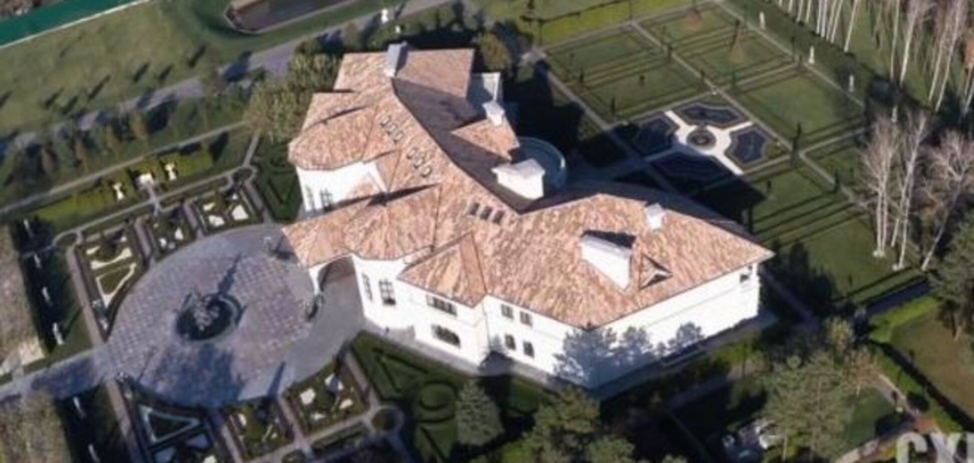 Журналисты с воздуха сняли крепость экс-министра экологии