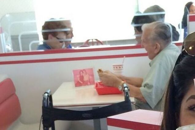 Такой любви не бывает! Мужчина даже обедает в кафе с фото покойной жены