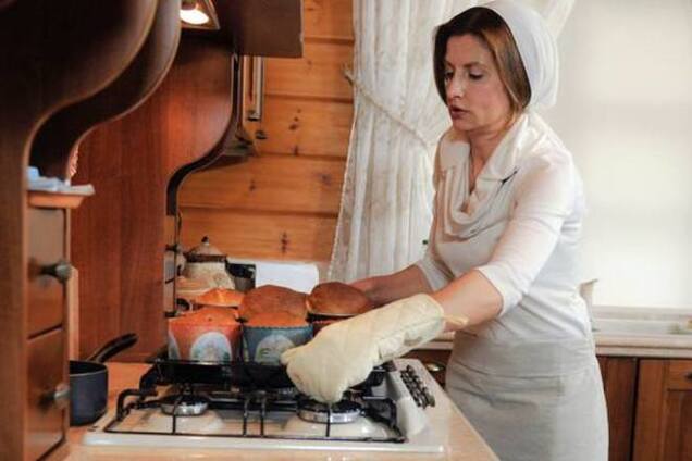 Марина Порошенко пропалывает грядки вместе со своей прислугой