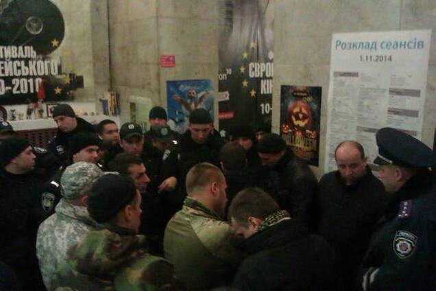 Гомофобы в камуфляже угрожают штурмовать 'Кинопанораму' из-за показа ЛГБТ-фильма: фотофакт