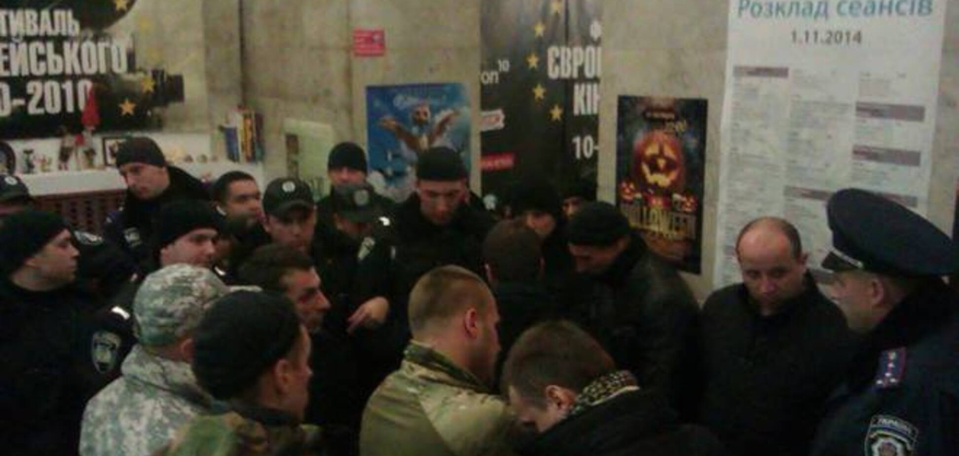 Гомофобы в камуфляже угрожают штурмовать 'Кинопанораму' из-за показа ЛГБТ-фильма: фотофакт