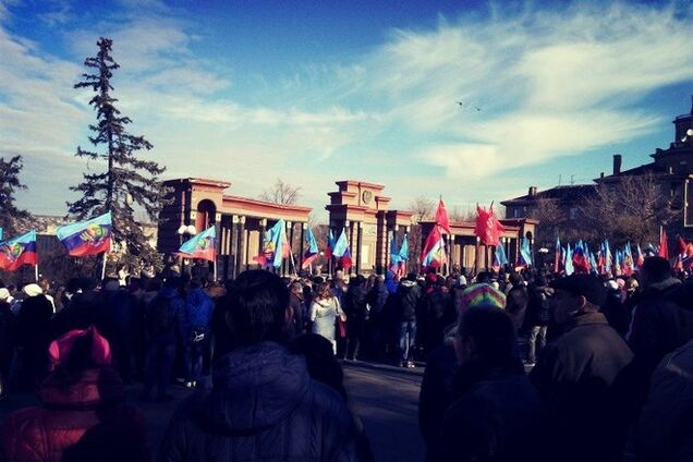 На 'антифашистском митинге' в Луганске террористы зажгли вечный огонь