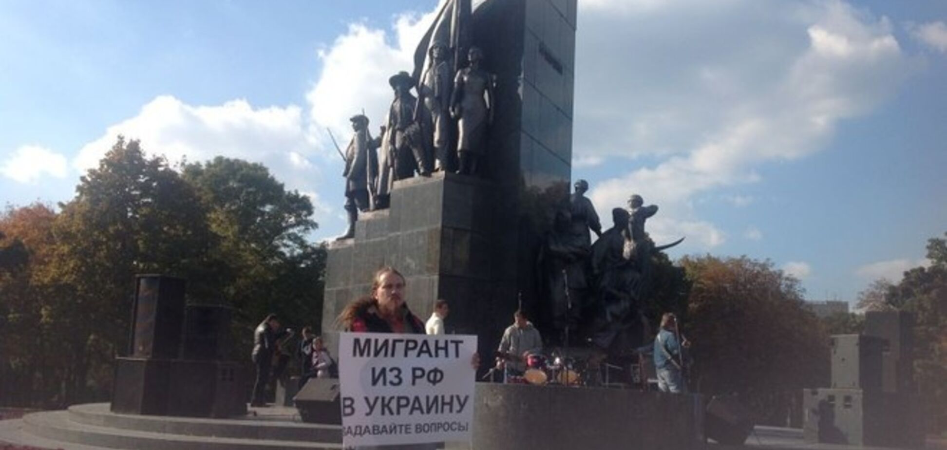 Задавайте мне вопросы: мигрант из России устроил одиночный пикет в Харькове