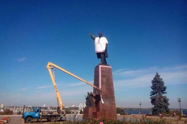 В Запорожье Ленин 'нарядился' в вышиванку, а в Харькове 'превратился' в крест