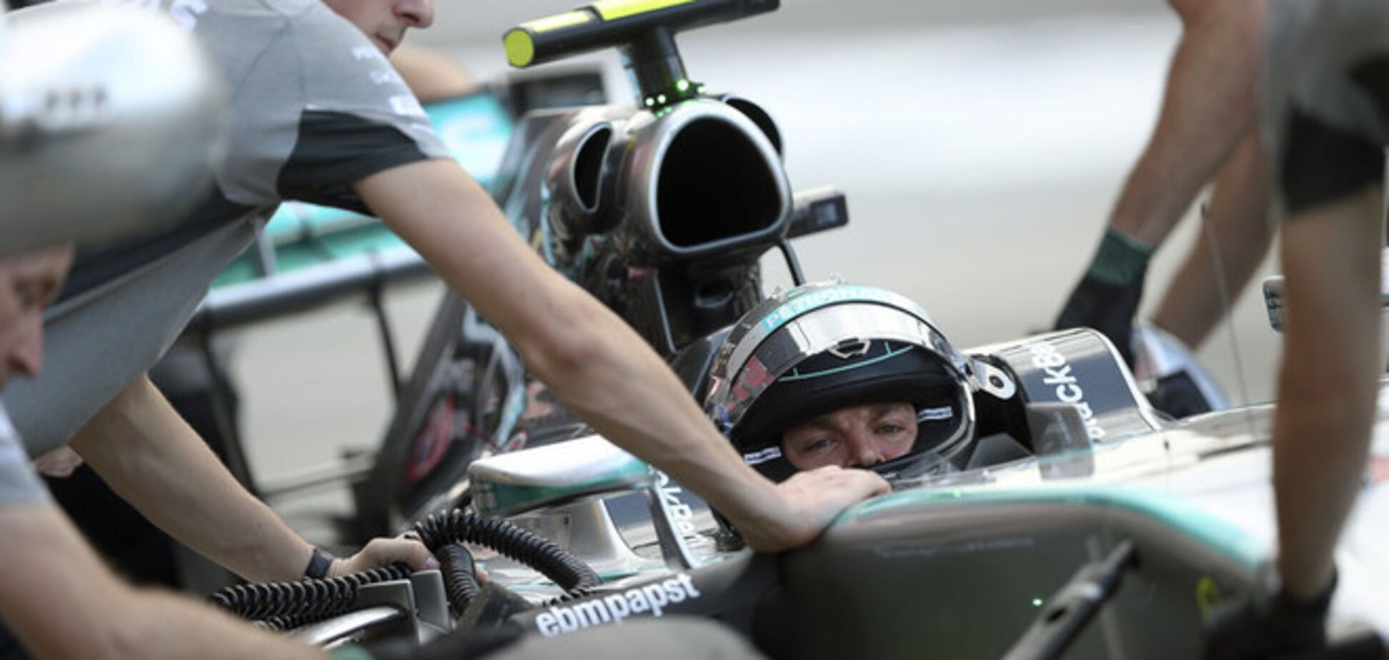 Пилот 'Мерседес' выиграл квалификацию Гран-при Японии