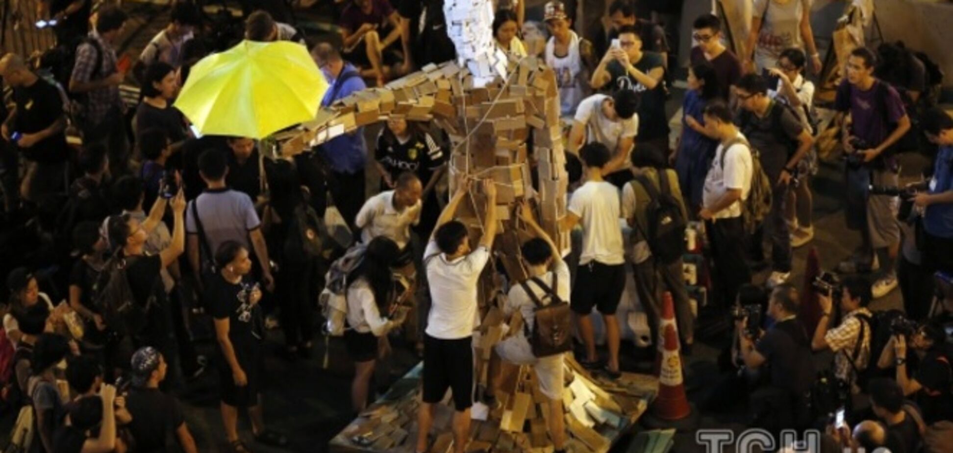 Гонконгский 'Майдан' установил собственную 'йолку'