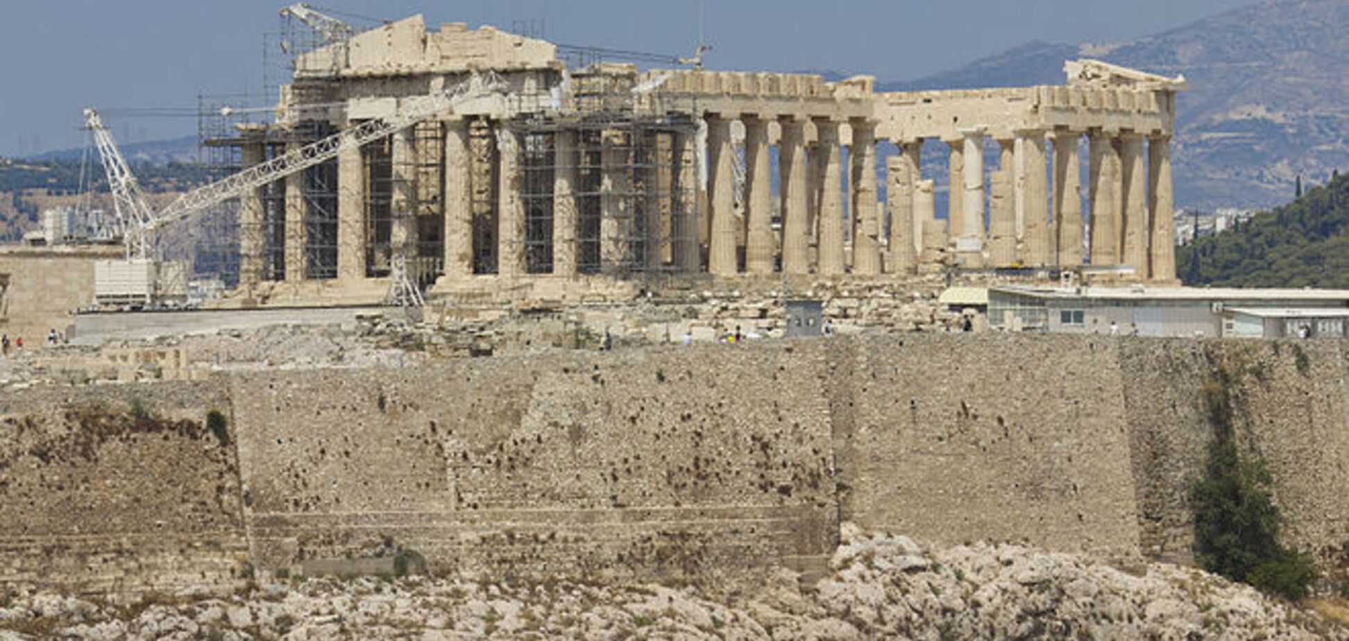 Российские туристы повредили стену в Парфеноне на Акрополе