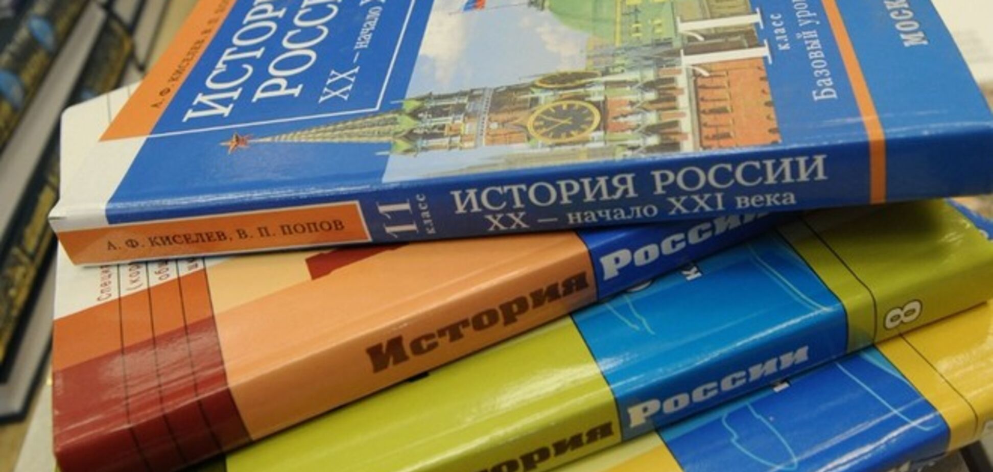 Террористы привезли в Луганск российские учебники