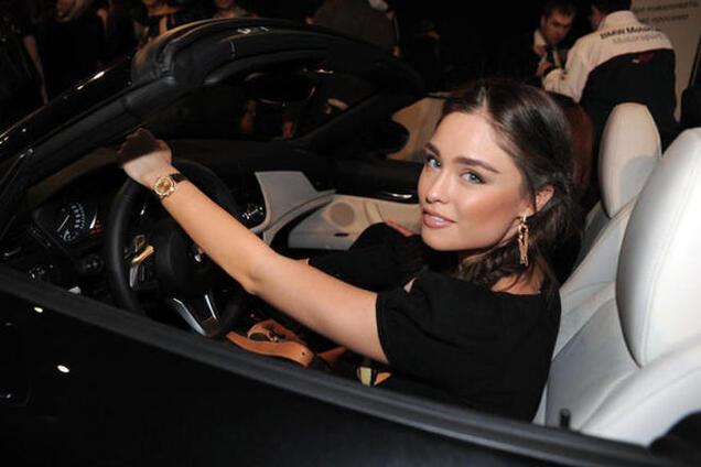 Племянница регионала Журавского свалила в Майами и плетет там патриотичные фенечки