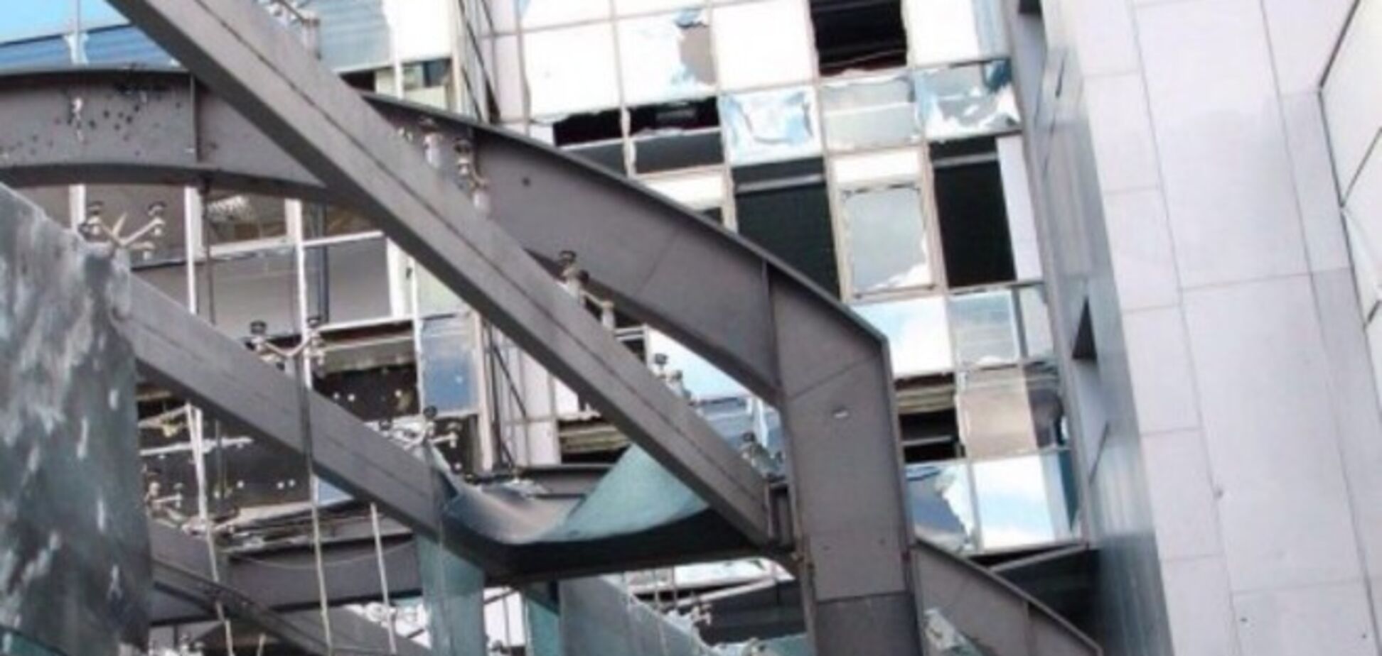 Боевики обстреляли железнодорожный вокзал Донецка: опубликованы фото