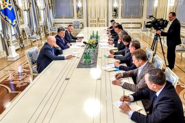 Порошенко требует от глав фракций ВР проголосовать за антикоррупционные законы