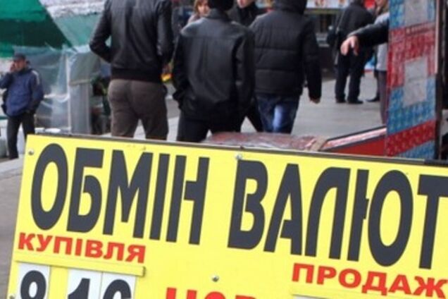 В Киеве в обменниках ТЦ составляют списки желающих купить доллар
