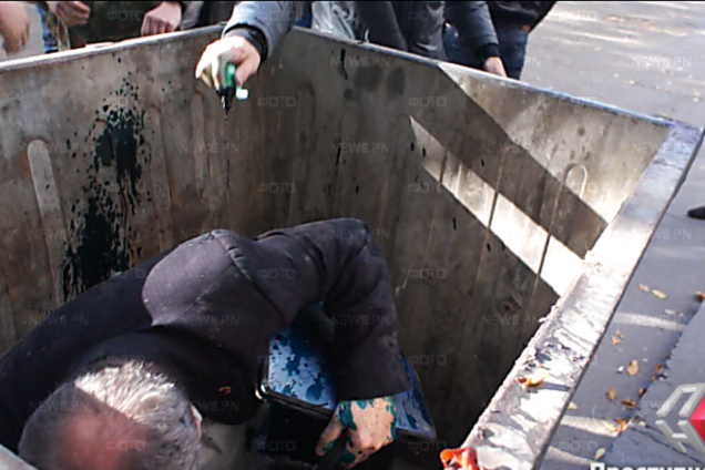 В Николаеве устроившего пьяное ДТП чиновника запихнули в мусорный бак