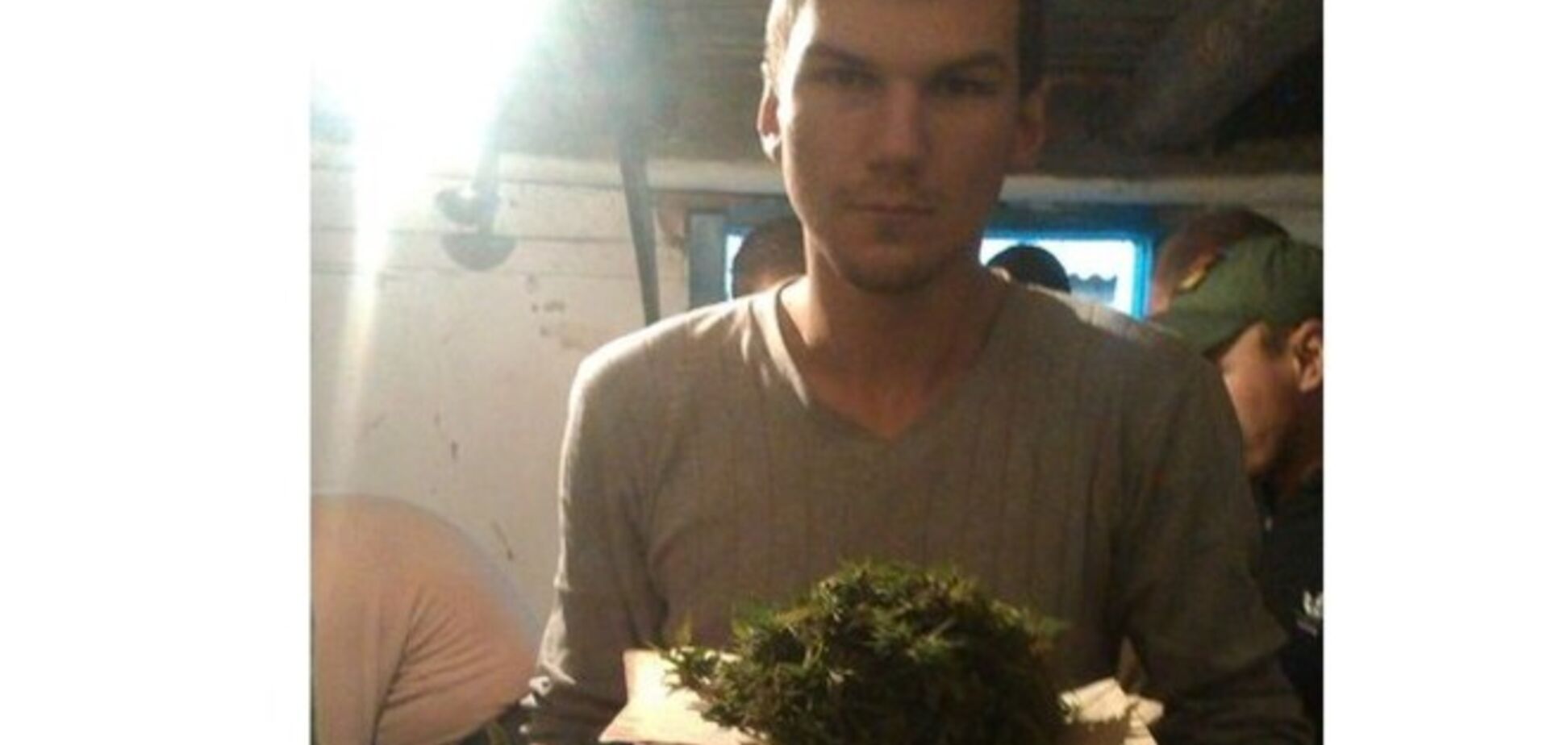 Фоторепортаж будней боевиков 'ДНР': алкоголь, наркотики, автоматы, женщины