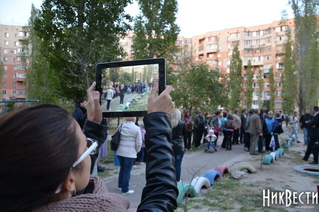 Жители Николаева приготовили для Кинаха персональный мусорный бак