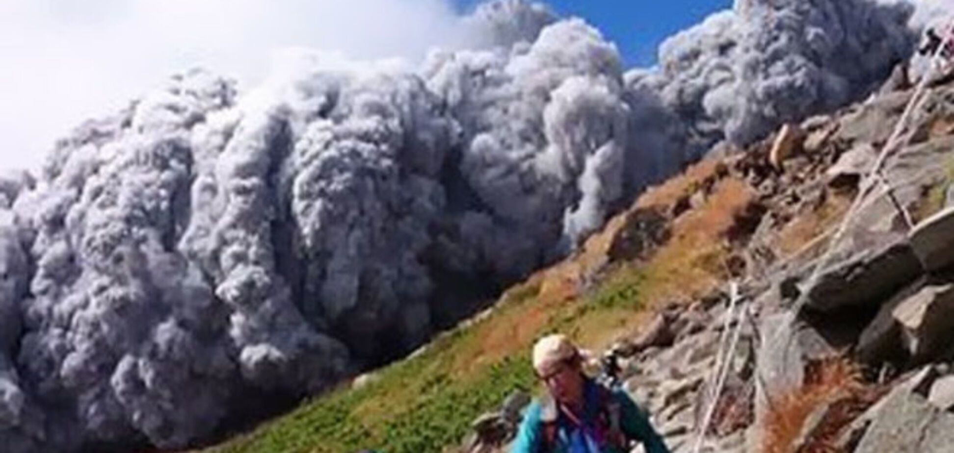 Туристы, погибая возле жерла вулкана, делали прощальные селфи