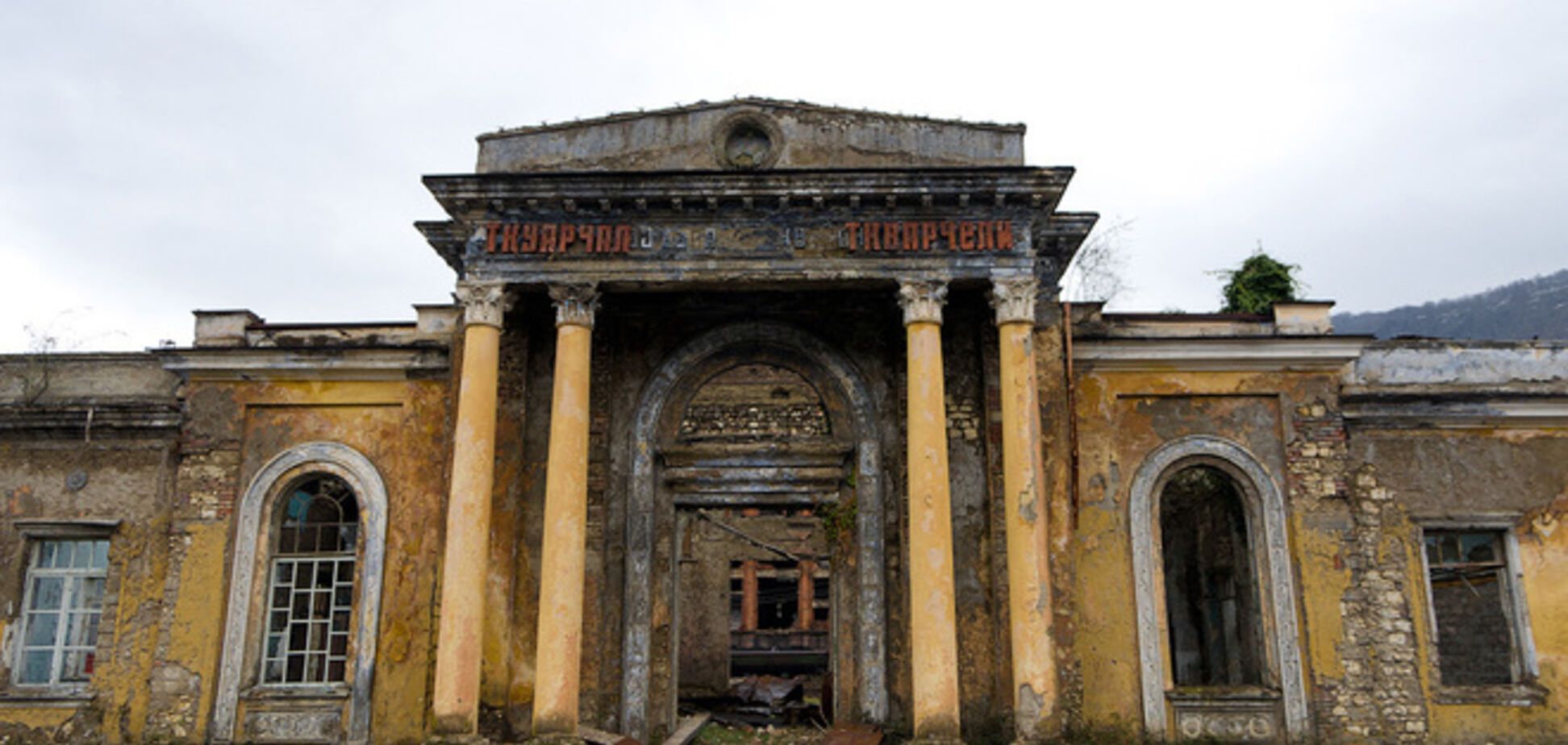 Донбассу и Крыму приготовили судьбу угольных и курортных районов Абхазии: фоторепортаж из страны-призрака