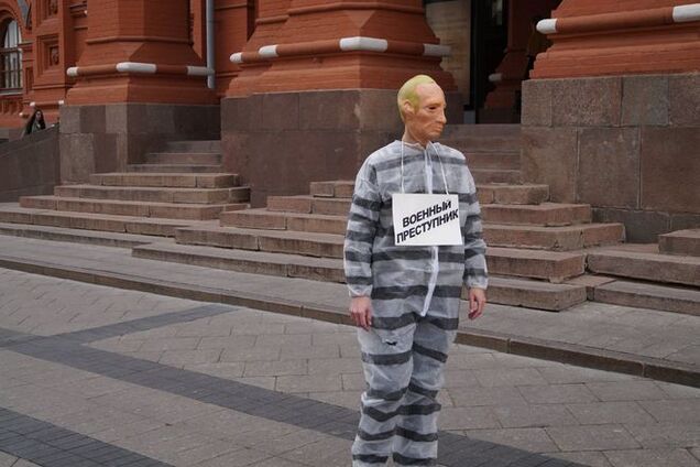 По центру Москвы разгуливал 'клон Путина' с табличкой 'военный преступник': опубликованы фото