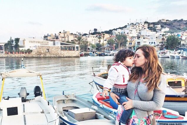 Анфиса Чехова с семьей отдыхает на Крите среди динозавров