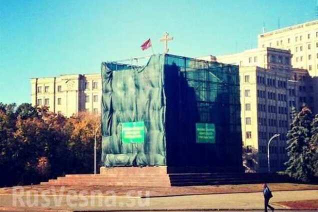 Фото флага 'Новороссии' на месте снесенного Ленина в Харькове оказалось фейком