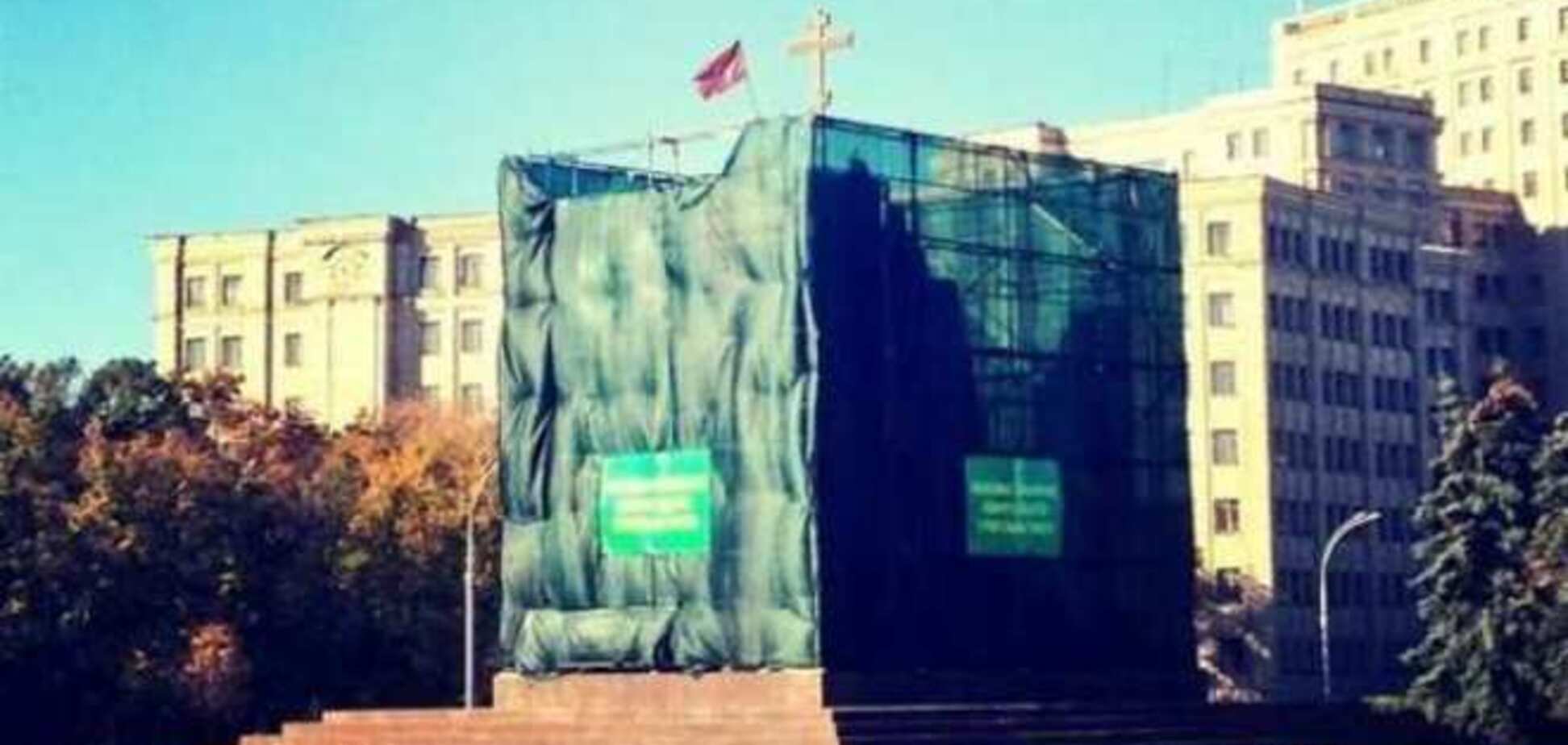 Фото флага 'Новороссии' на месте снесенного Ленина в Харькове оказалось фейком