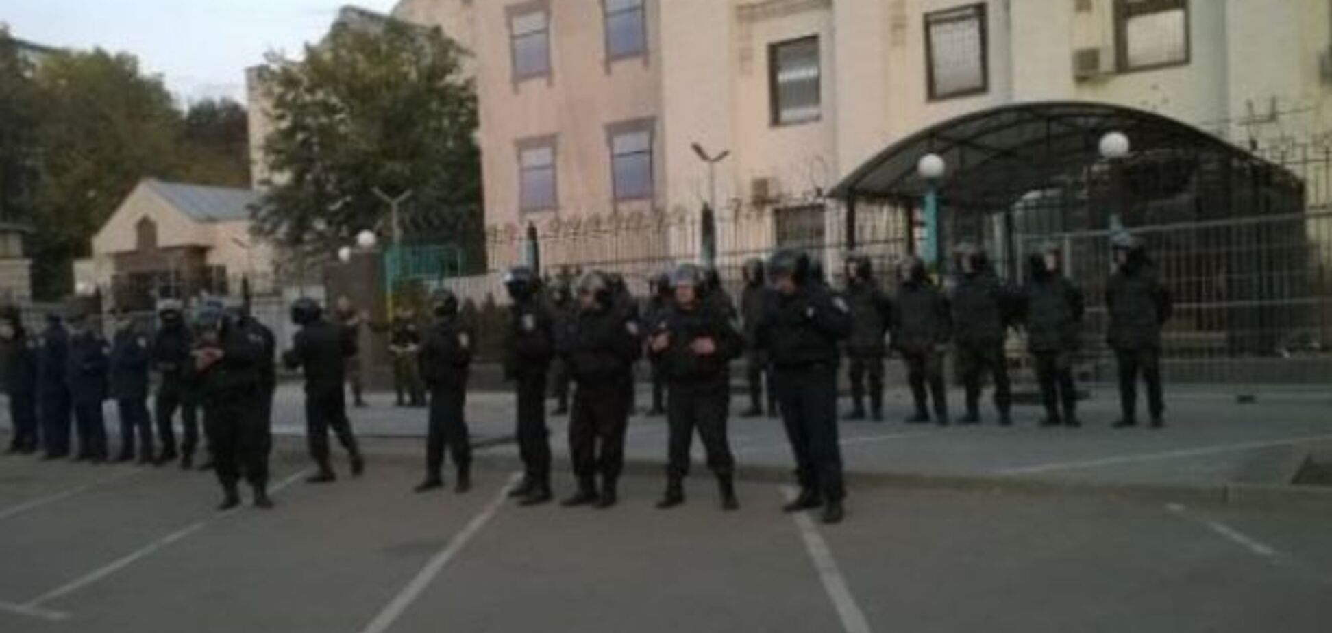 Задержаны хулиганы, которые бросили к посольству РФ в Киеве дымовую шашку