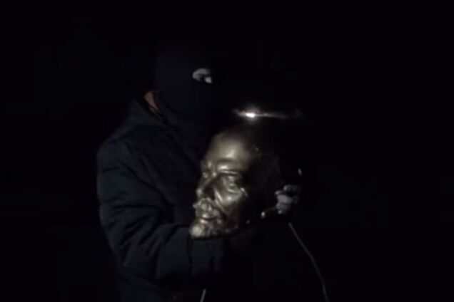 В сети появилось видео, как ночью в Харькове уничтожили еще два памятника Ленину