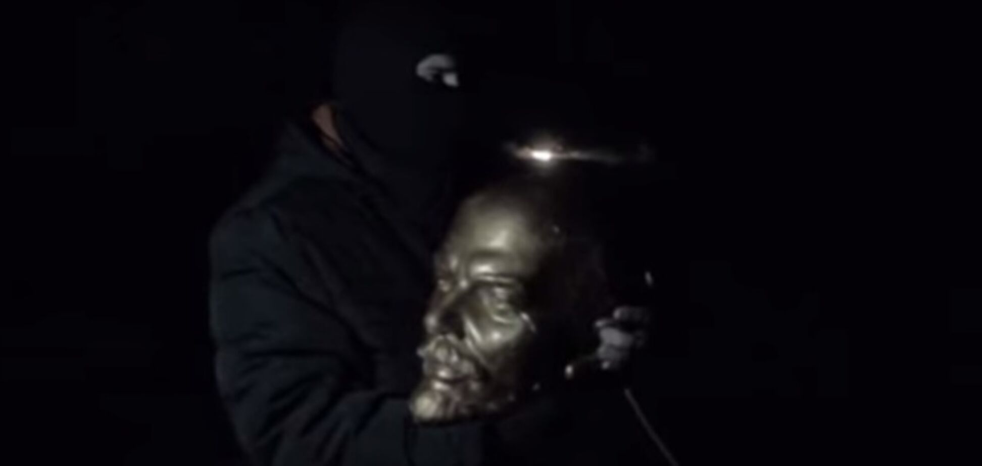 В сети появилось видео, как ночью в Харькове уничтожили еще два памятника Ленину
