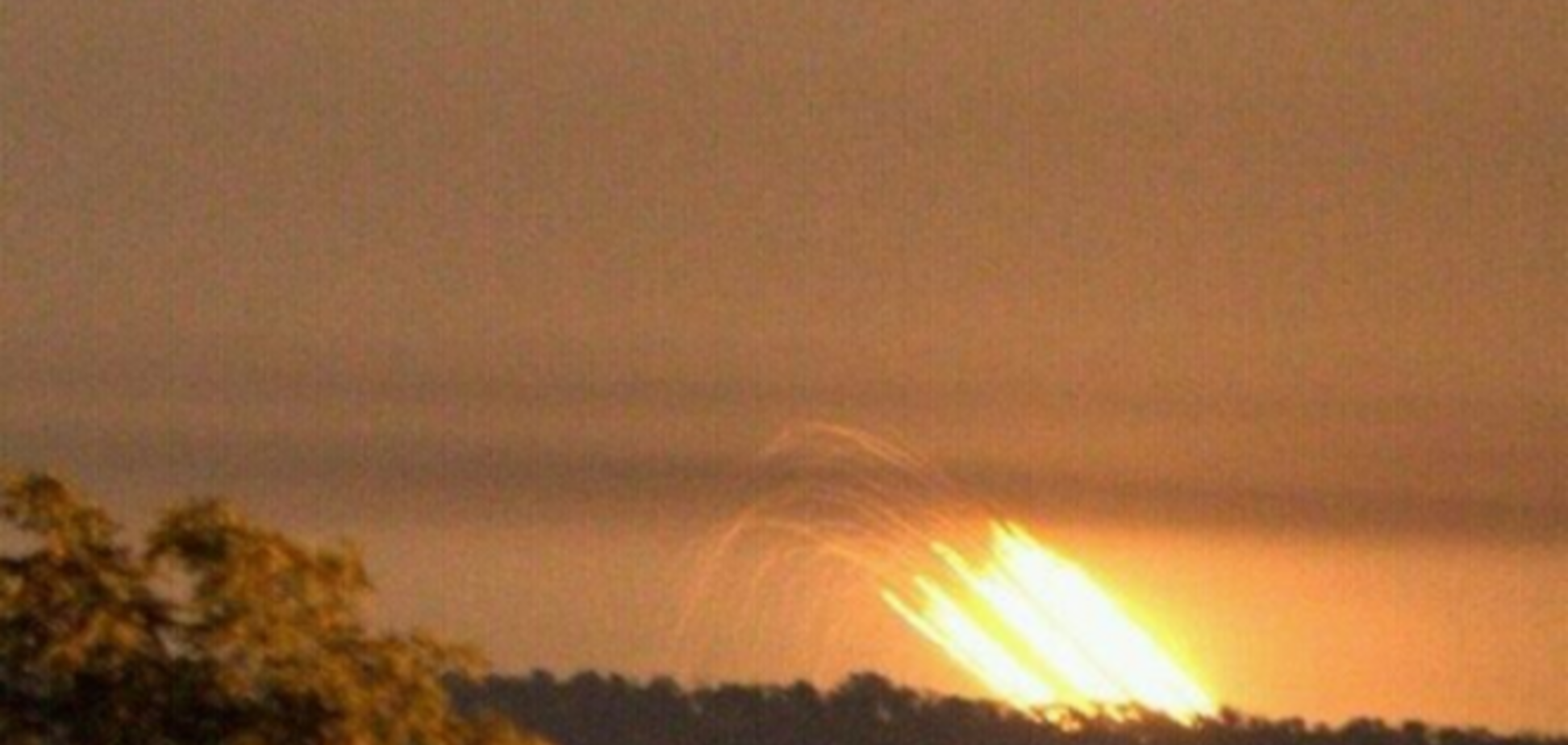 На фото зняли нічний обстріл аеропорту Донецька термитною сумішшю