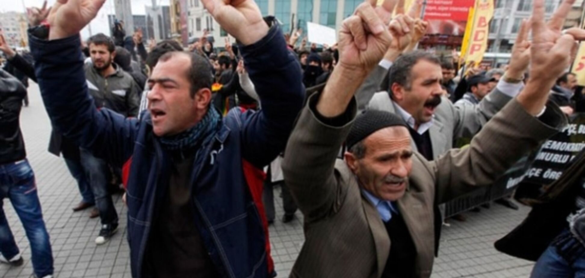 В Турции во время акций протеста погибли 14 человек, введен комендантский час