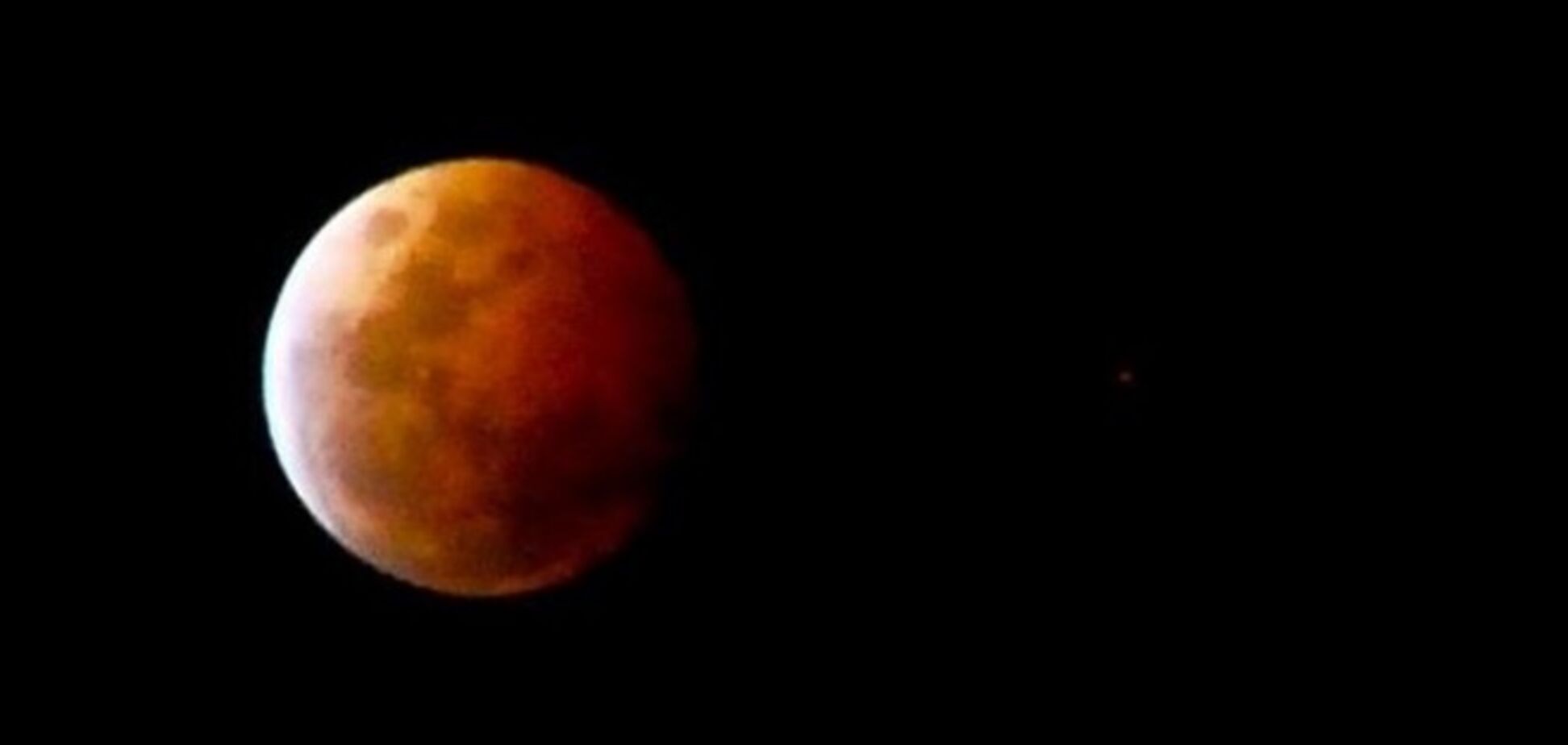 Интернет заполонила 'кровавая луна'. Опубликованы фото затмения