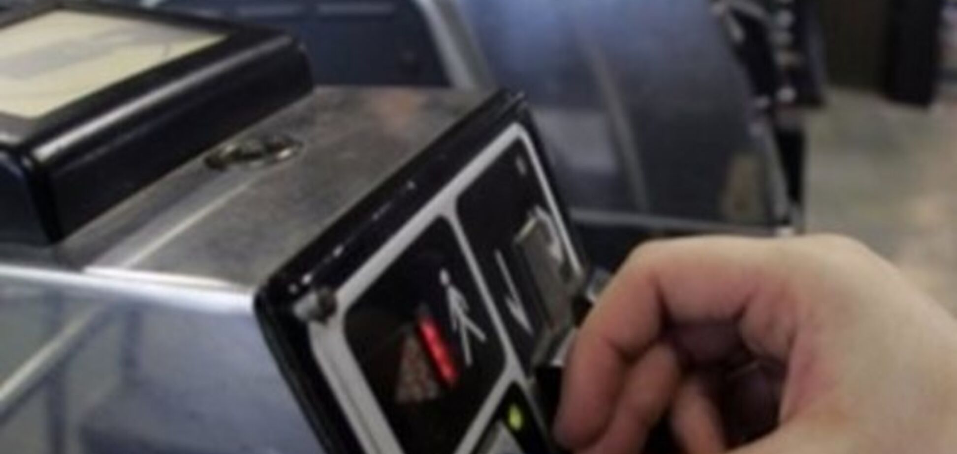 В Киеве льготников со столичной пропиской перестали пускать в метро по удостоверению