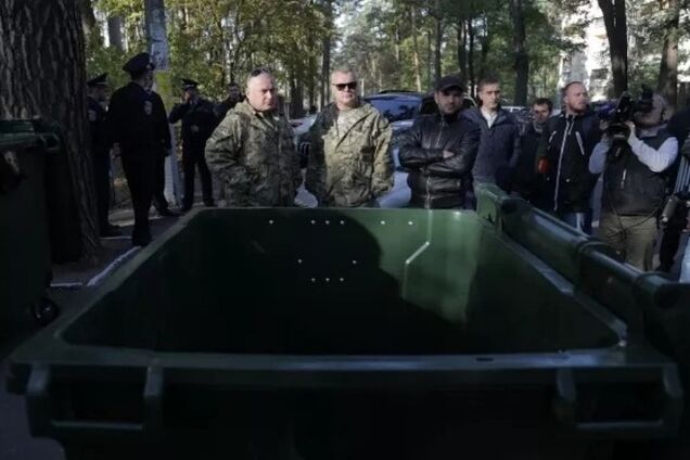 Скандального экс-ректора Мельника хотели бросить в мусорный бак