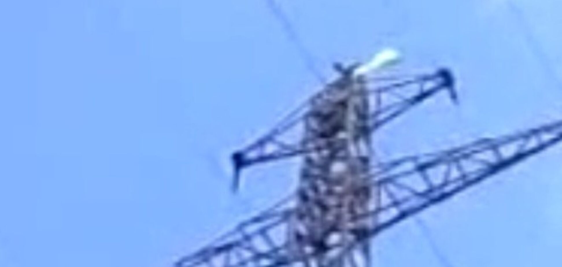 Боец АТО под носом у оккупантов вывесил флаг Украины на вышке ЛЭП в 10 тыс. вольт
