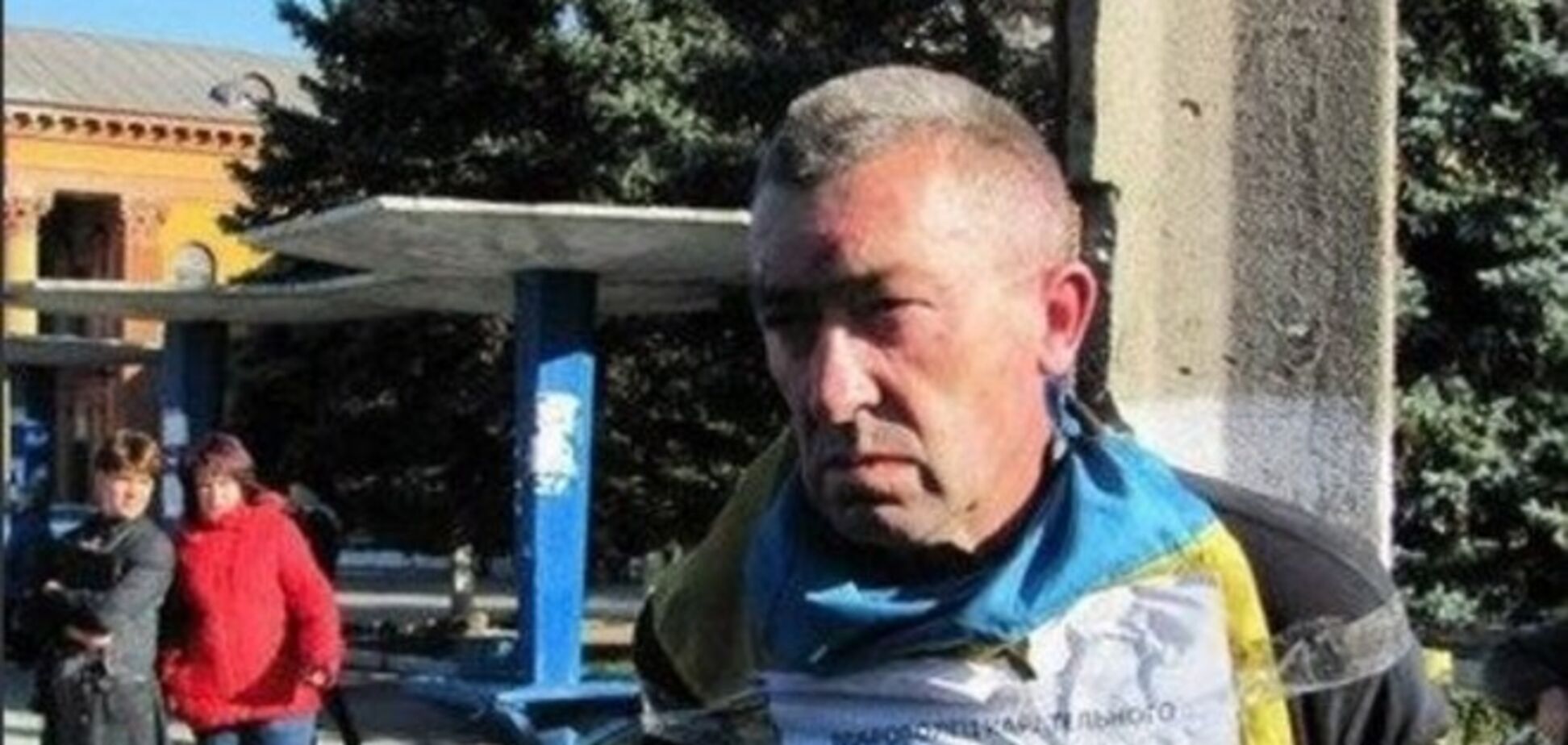 Вместе с ранее прикованным к столбу бойцом 'Донбасса' боевики взяли в плен его жену