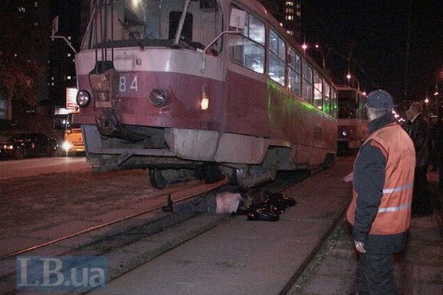 В Киеве трамвай № 8 насмерть переехал мужчину. Опубликованы фото