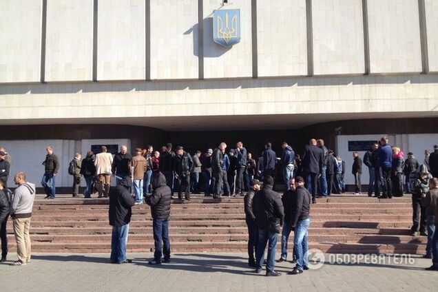 В здании ЦИК активисты сломали дверь