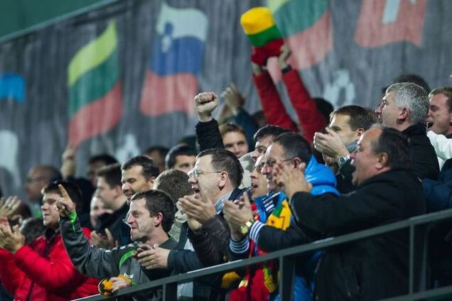 Опубликовано видео, как фанаты пели хит о Путине на матче Литва – Эстония