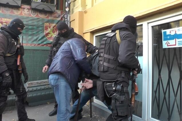 В центре Киева средь бела дня задержали вооруженных преступников