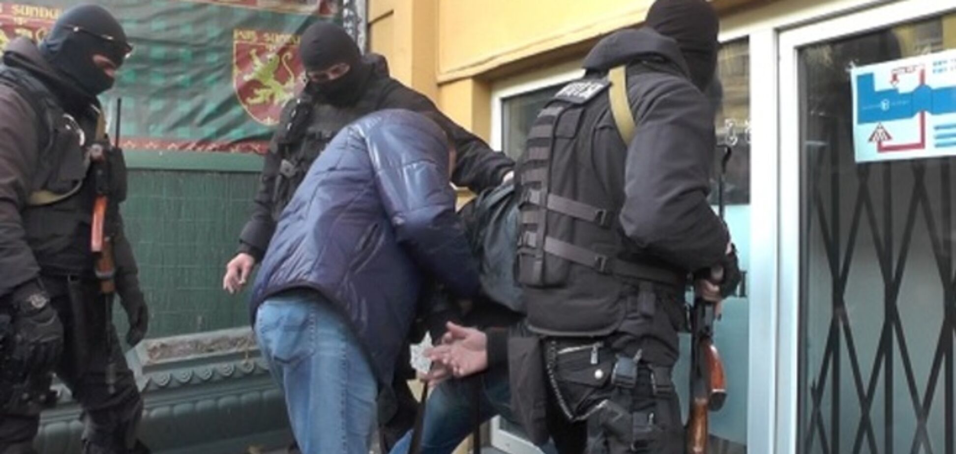 В центре Киева средь бела дня задержали вооруженных преступников