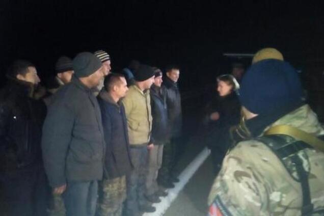 В Снежном из плена освободили 25 украинских бойцов