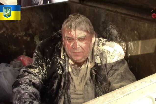 Мусорная люстрация в Кривом Роге: чиновников горсовета забросали яйцами и бросили в бак - видео 18+