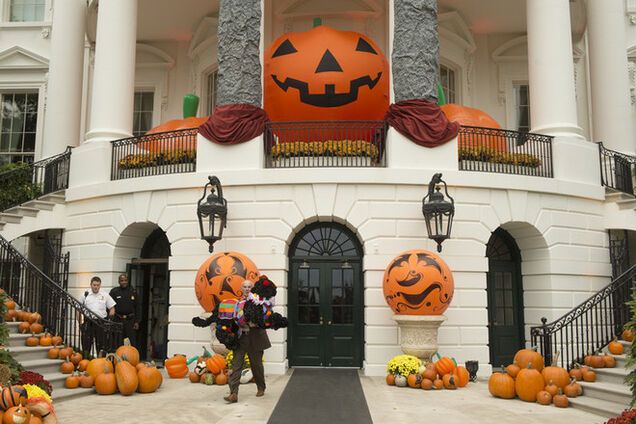Хэллоуин в Белом доме: резиденцию президента США 'захватили' гигантские тыквы