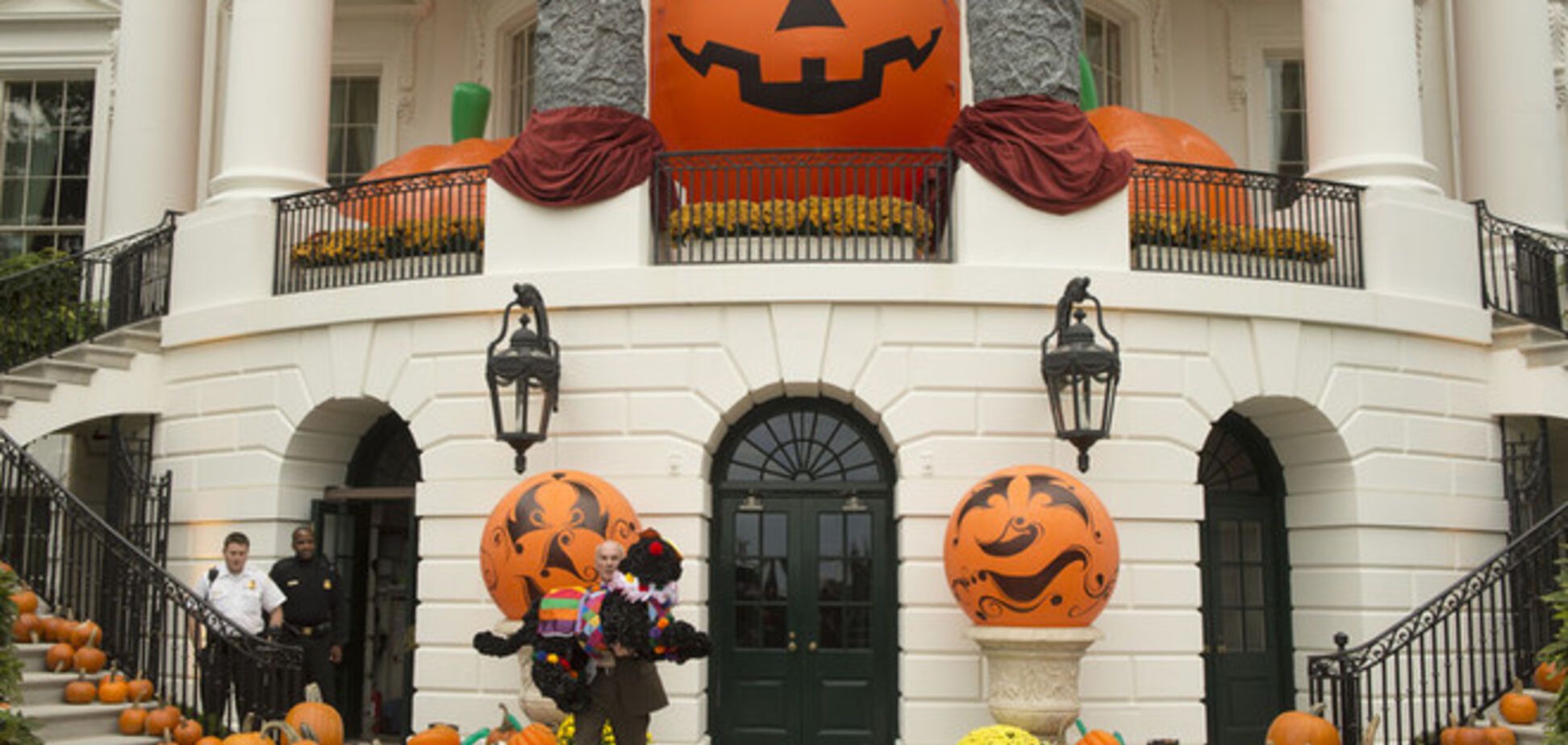 Хэллоуин в Белом доме: резиденцию президента США 'захватили' гигантские тыквы