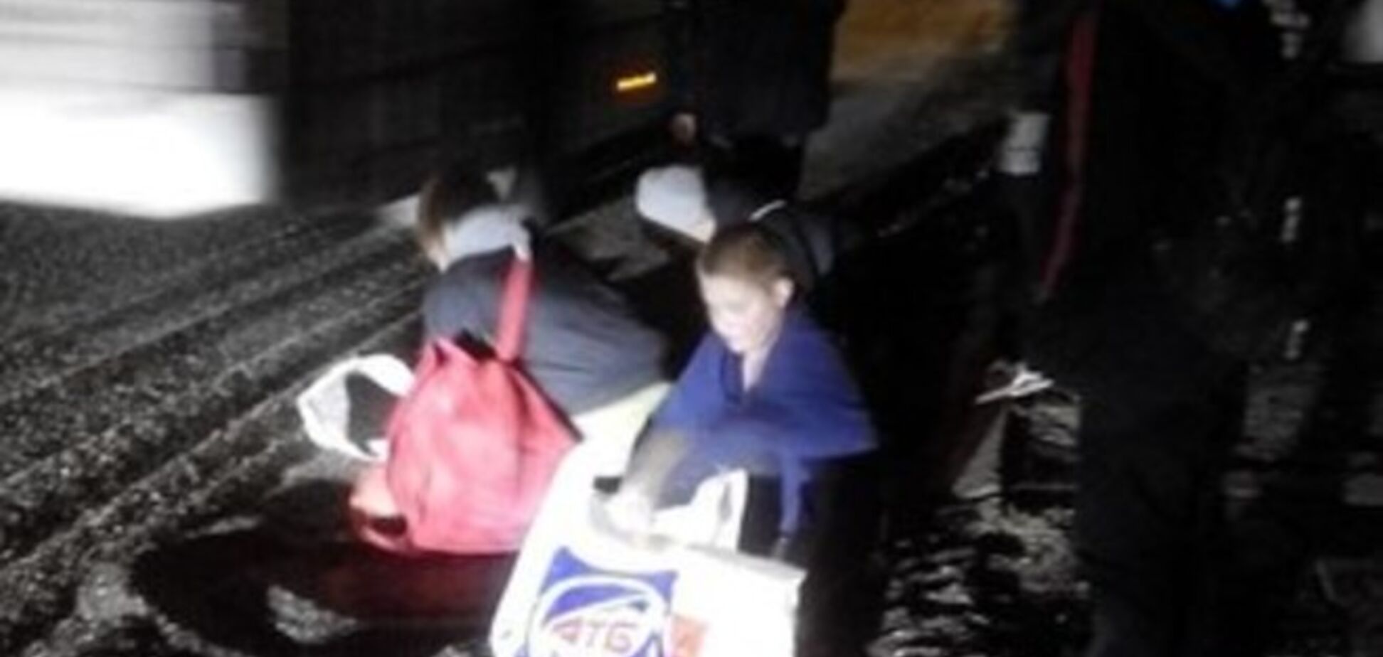 На улицах Днепропетровска 'праздник'- перевернулся грузовик с семечками: фото и видео аварии