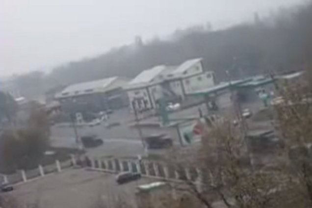 Появилось видео движения колонны российской военной техники по Макеевке